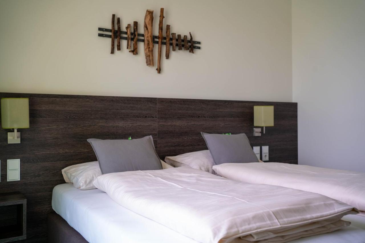 Hotel Eee *